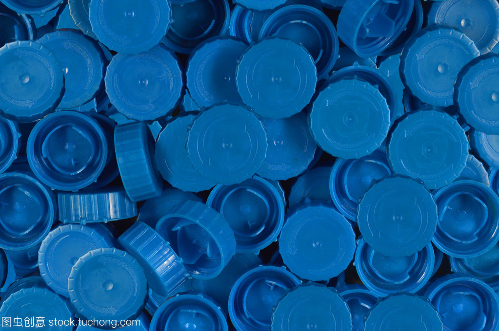 蓝背景下的塑料制品 从日常用品到艺术表达的多元探索